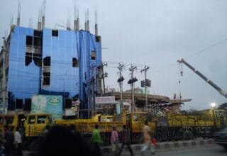 Rescatistas entre los escombros tras el colapso de Rana Plaza en Bangladés