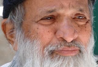 Retrato cercano del humanitario pakistaní Abdul Sattar Edhi