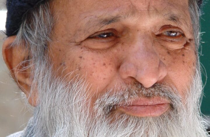 Retrato cercano del humanitario pakistaní Abdul Sattar Edhi
