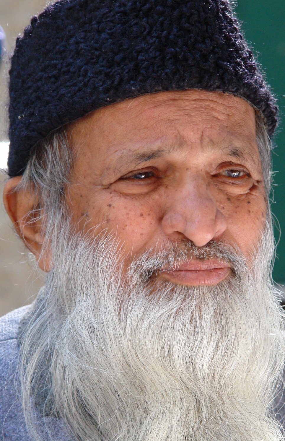 Retrato cercano del humanitario pakistaní Abdul Sattar Edhi