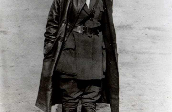 Retrato de la aviadora Bessie Coleman hacia 1922