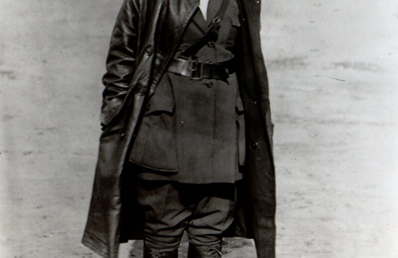 Retrato de la aviadora Bessie Coleman hacia 1922