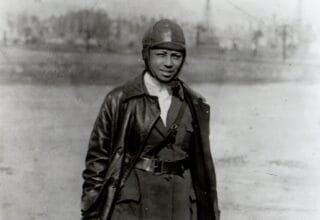 Retrato de la aviadora Bessie Coleman hacia 1922