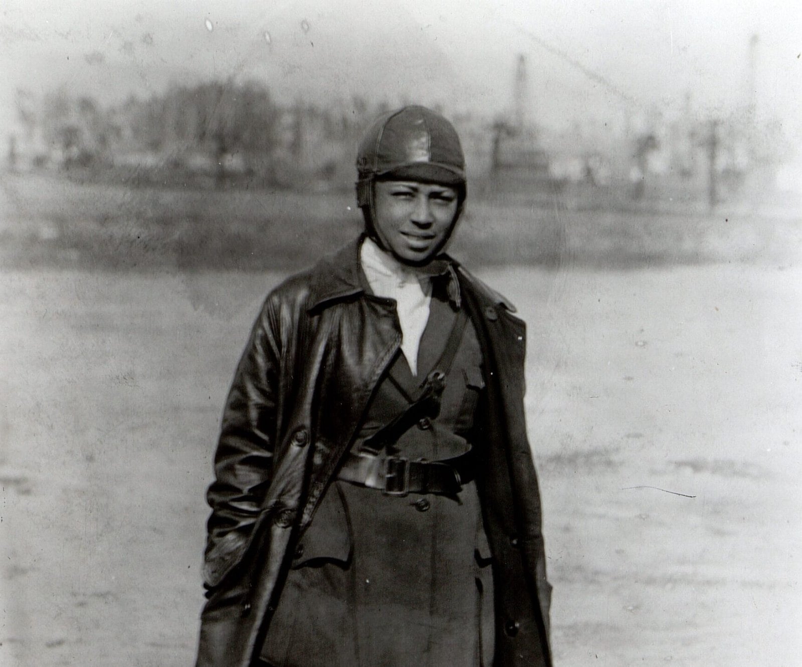 Retrato de la aviadora Bessie Coleman hacia 1922