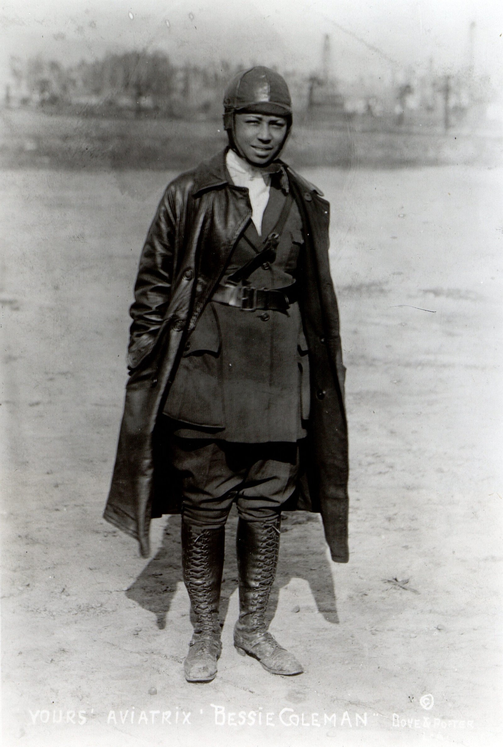 Retrato de la aviadora Bessie Coleman hacia 1922