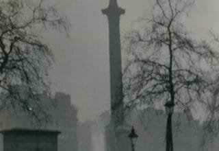 Columna de Nelson apenas visible durante el Gran Smog de Londres de 1952