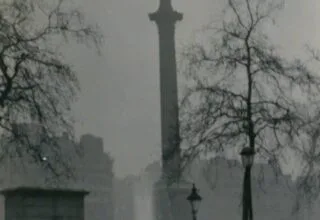 Columna de Nelson apenas visible durante el Gran Smog de Londres de 1952