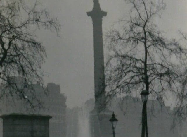Columna de Nelson apenas visible durante el Gran Smog de Londres de 1952