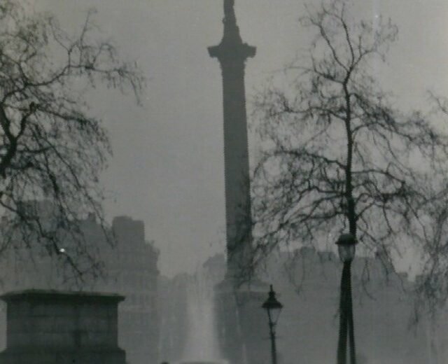 Columna de Nelson apenas visible durante el Gran Smog de Londres de 1952