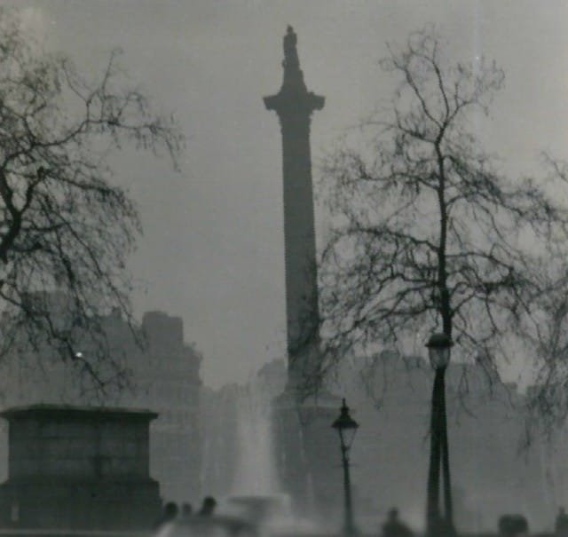 Columna de Nelson apenas visible durante el Gran Smog de Londres de 1952