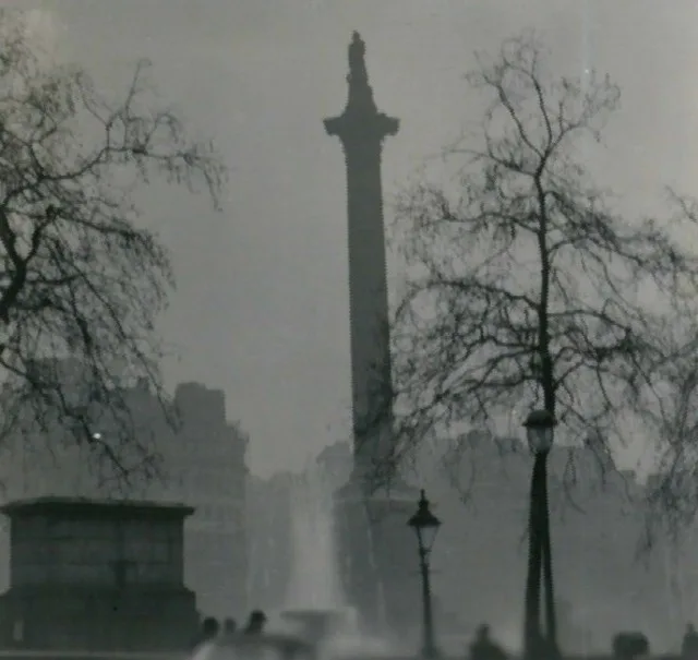 Columna de Nelson apenas visible durante el Gran Smog de Londres de 1952