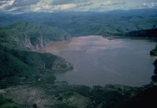 Lago Nyos en Camerún después de la liberación de dióxido de carbono de 1986