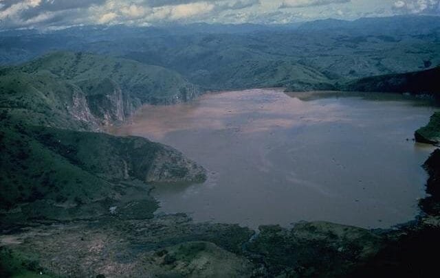 Lago Nyos en Camerún después de la liberación de dióxido de carbono de 1986