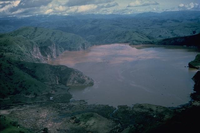 Lago Nyos en Camerún después de la liberación de dióxido de carbono de 1986