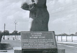 Monumento a las víctimas del desastre de Bhopal con una madre que huye