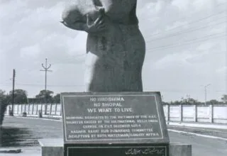 Monumento a las víctimas del desastre de Bhopal con una madre que huye