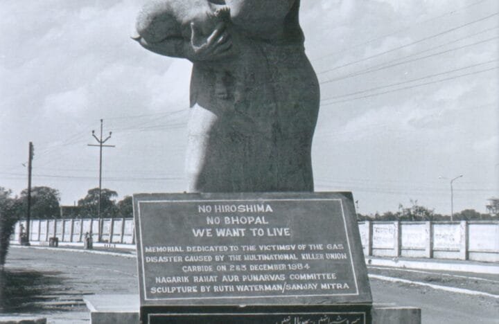 Monumento a las víctimas del desastre de Bhopal con una madre que huye