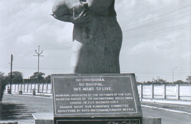 Monumento a las víctimas del desastre de Bhopal con una madre que huye