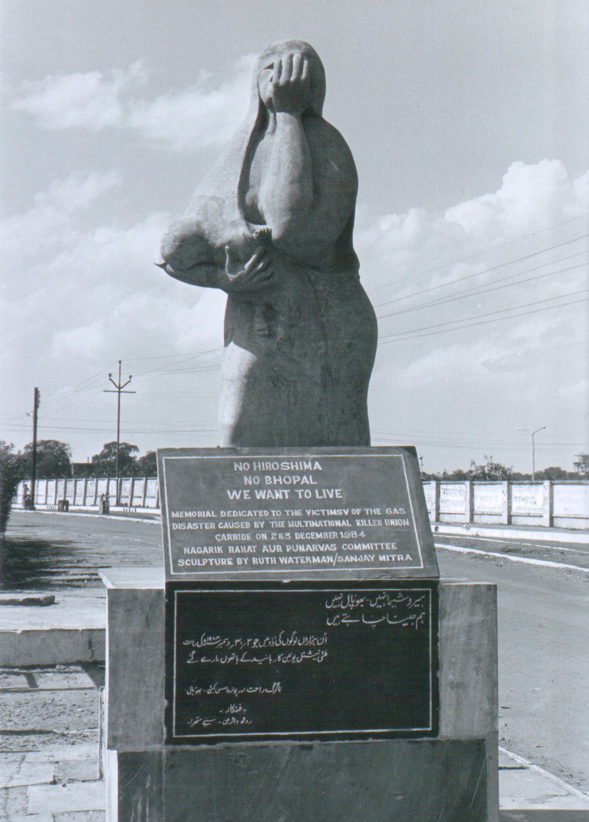 Monumento a las víctimas del desastre de Bhopal con una madre que huye