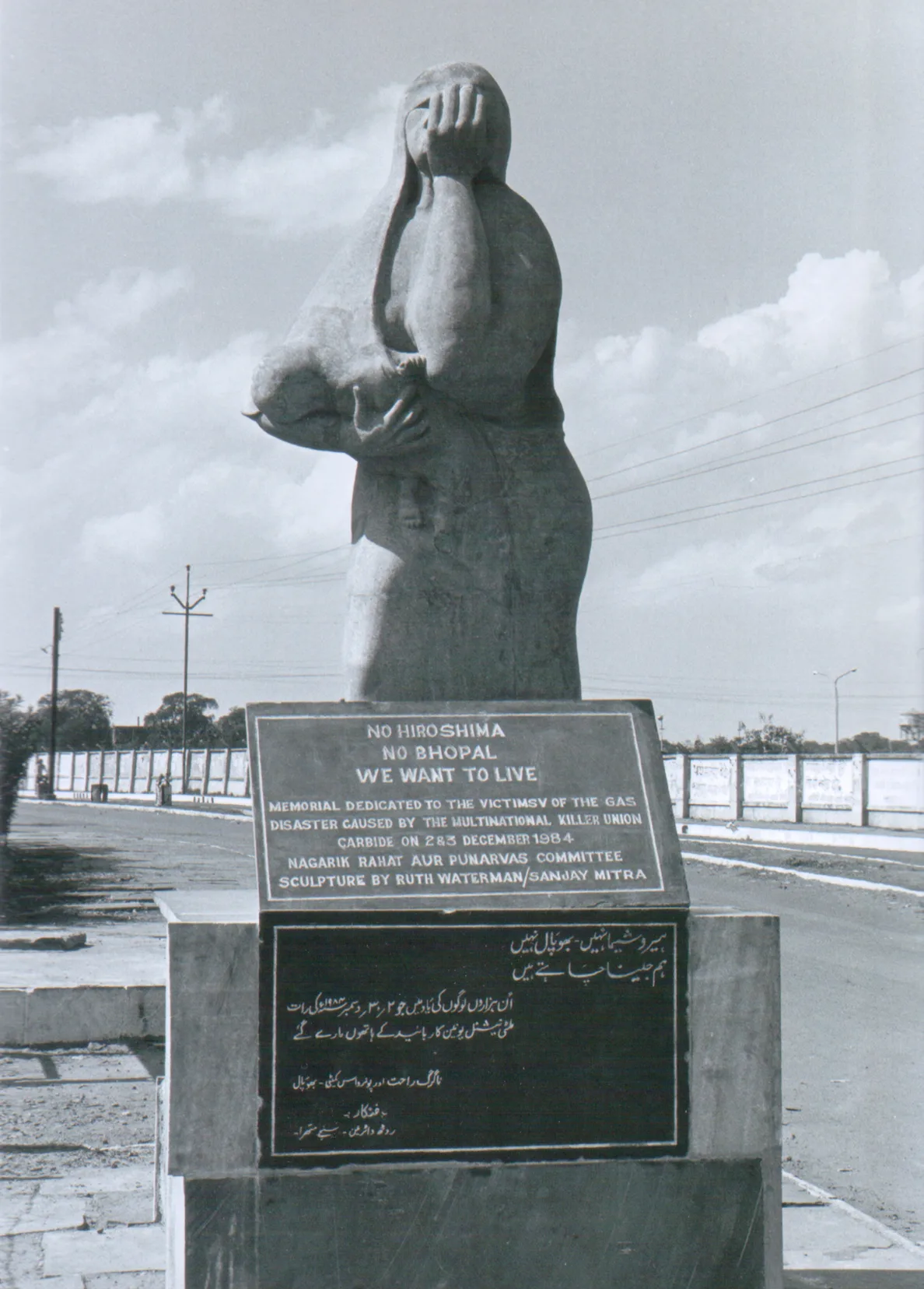 Monumento a las víctimas del desastre de Bhopal con una madre que huye