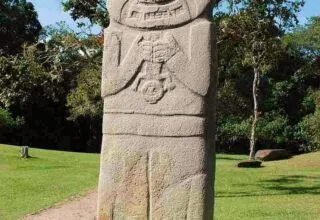 Escultura de piedra prehispánica en el Parque Arqueológico de San Agustín, Huila