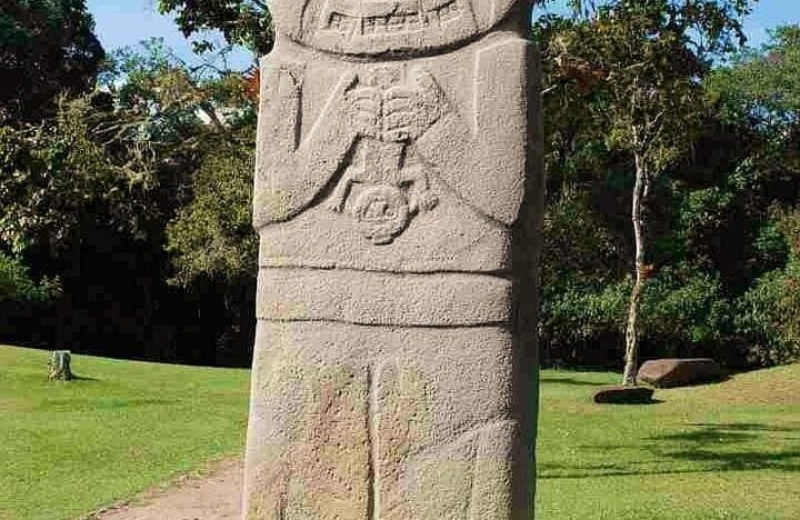 Escultura de piedra prehispánica en el Parque Arqueológico de San Agustín, Huila