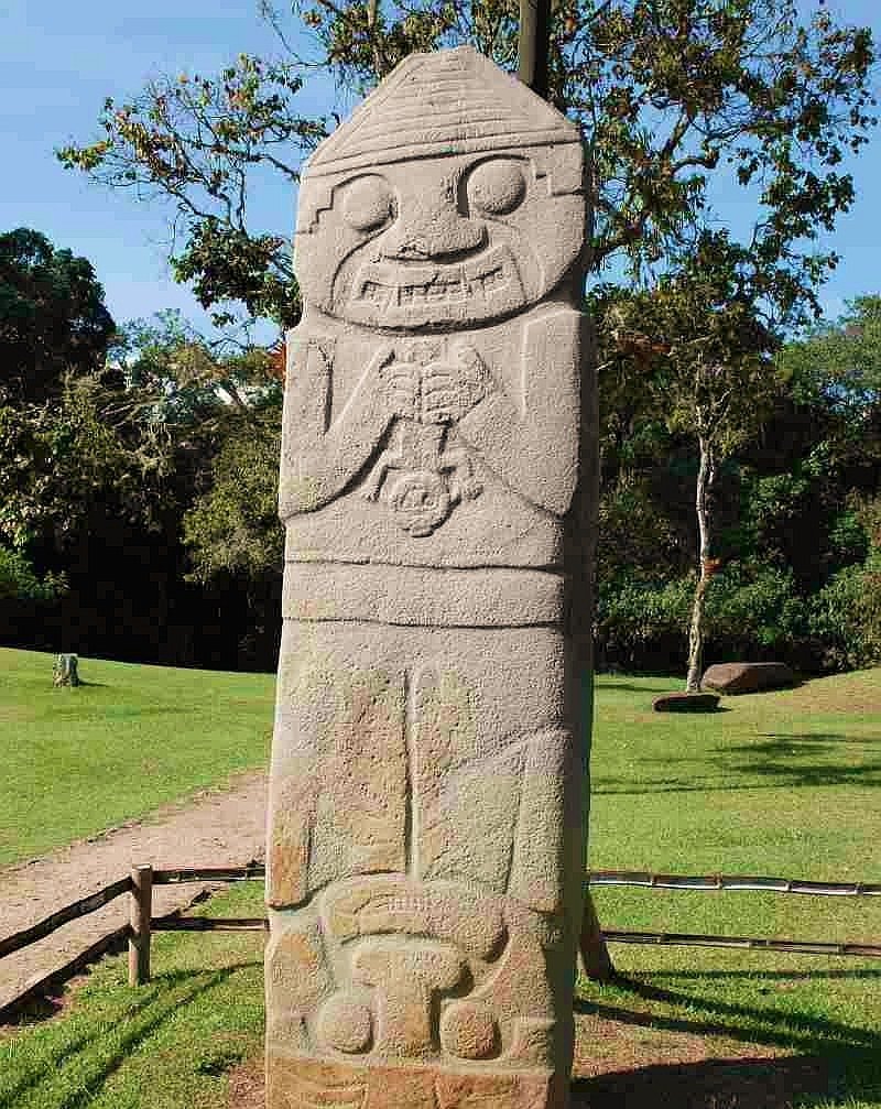 Escultura de piedra prehispánica en el Parque Arqueológico de San Agustín, Huila