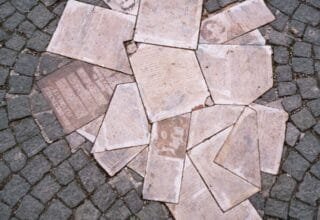 Monumento a Hans y Sophie Scholl y a la Rosa Blanca frente a la Universidad de Múnich