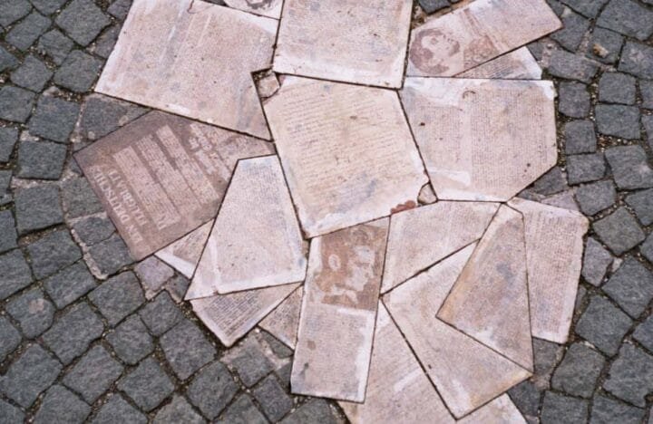 Monumento a Hans y Sophie Scholl y a la Rosa Blanca frente a la Universidad de Múnich