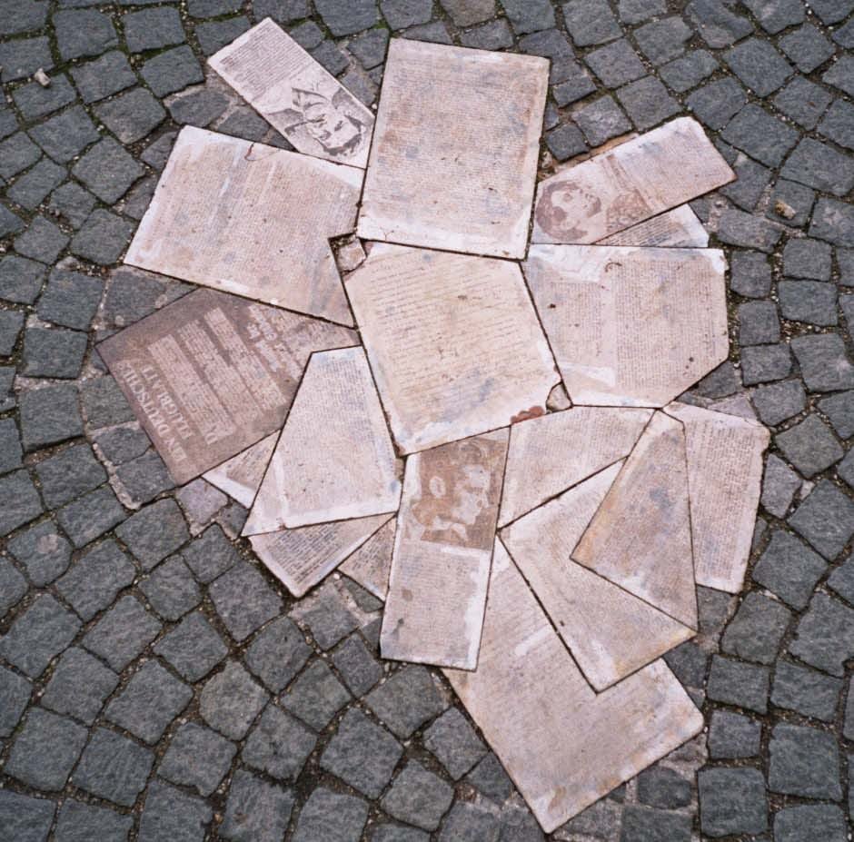 Monumento a Hans y Sophie Scholl y a la Rosa Blanca frente a la Universidad de Múnich